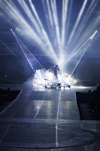 GD muncul di atas panggung dengan 'mobil balap'-nya. (Big Daddy Ent.)
