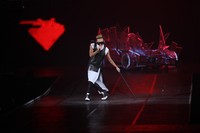 GD tampil dengan kostum hitam-putih dan kacamata hitam oversize. (Big Daddy Ent.)