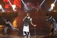 GD tampil live diiringi band. (Big Daddy Ent.)