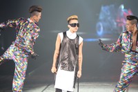Are guys having fun? You guys missing me? sapa GD di atas panggung. (Big Daddy Ent.)