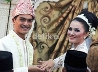 Rona bahagia terpancar dari wajah kedua mempelai usai prosesi tukar cincin. (noel/detikhot)