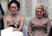 Ricky tampak melaukan sungkem kepada sang ibu, Donna Harun. (noel/detikhot)