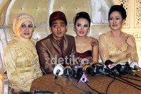 Usai acara resepsi mereka pun menggelar jumpa pers.  (dicky/detikhot)