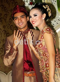 Ricky dan Herfiza memamerkan cincin pernikahan mereka. (dicky/detikhot)