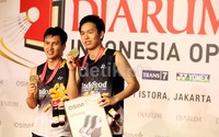 Wakil Indonesia pasangan ganda putra Mohammad Ahsan (kiri) dan Hendra Setiawan (kanan), saat dipodium usai menerima tropi dan hadiah.