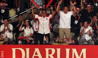  Ketua Umum PBSI Gita Wirjawan (kedua dari kanan) didampingi Menpora Roy Suryo (ketiga dari kanan), dan Agum Gumelar (kanan), larut dalam kegembiraan, saat pasangan Ahsan dan Hendra menjuarai turnamen Djarum Indonesia Open 2013.