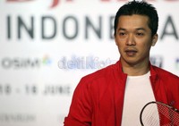 Legenda bulu tangkis Indonesia, Taufik Hidayat berkaca-kaca, saat memberikan penjelasan kepada para fans dan masyarakat, saat acara pesta perpisahan, di Istora Senayan, Jakarta, Minggu (16/06).