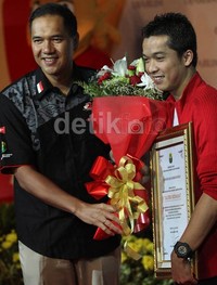 Ketua Umum PBSI Gita Wirjawan (kanan), memberikan gambar karikatur Taufik Hidayat sebagai bentuk apresiasi penghargaan kepada nya atas dedikasi dan prestasi di dunia bulutangkis.