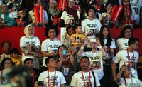 Keluarga pun turut hadir di tribun penonton, saat acara pesta perpisahan Taufik Hidayat yang telah memutuskan pensiun dari bulutangkis.