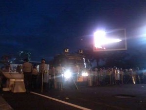 Pendemo Lempar Molotov di Depan DPR, Polisi Tembakkan Gas Air Mata