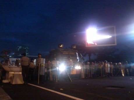 Pendemo Lempar Molotov di Depan DPR, Polisi Tembakkan Gas Air Mata
