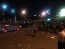 Polisi Pukul Mundur Pendemo di Depan DPR