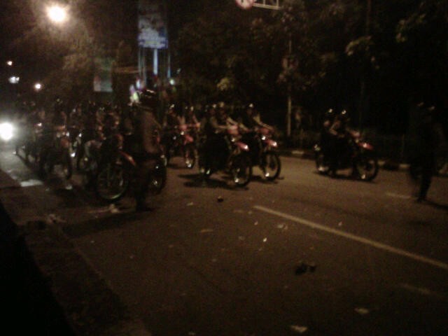 Pendemo di Depan RSCM Lempar Bom Molotov, Polisi Semprotkan Gas Air Mata