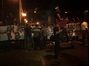 Mahasiswa Bakar Ban di Jl Ahmad Yani, Lalin Priok ke Cawang Macet