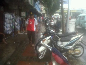 Pasca Penertiban, Jalan di Jatinegara Tertata Namun Trotoar Penuh Motor