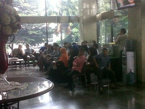 Pegawai Pemprov Riau Datangi KPK, Minta Tanda Tangan Surat kepada Rusli