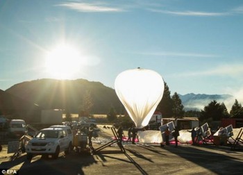 Raksasa internet asal Mountain View, California ini juga tengah mengurus perizinan dengan pemerintah di beberapa negara agar balon udara mereka dapat mengangkasa.     