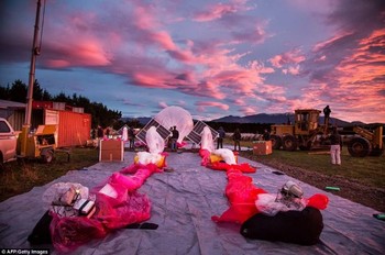 Tampak tim Google sedang mempersiapkan peluncuran balon yang dibekali Wi Fi. Uji coba dilangsungkan di wilayah Selandia Baru.
