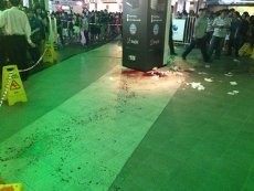 Pria Muda Diserang Sekelompok Orang dengan Parang di Luar Mal Singapura
