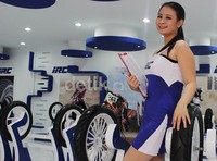Tanpa ragu pengunjung yang datang juga meminta untuk berfoto dengan gadis itu dan tanpa sadar gadis seksi yang dijadikan sebagai Sales Promotion Girls (SPG) ini terkadang ingin melihat hasil jepretannya.