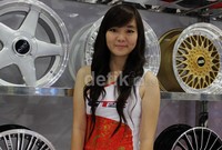 Senyum lebar sang gadis juga terpancar begitu riang. Mereka dituntut untuk selalu tersenyum dan ramah kepada pengunjung yang datang. Ini agar menjadikan nilai plus dan daya tarik tersendiri agar boothnya selalu ramai dikunjungi pengunjung dan calon konsumen.