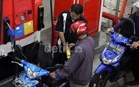 Hampir di setiap SPBU di berbagai wilayah Jakarta penuh dengan antrean pengendara yang ingin mengisi bahan bakar premium.