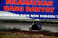 Baleho bertuliskan Selamatkan Uang Rakyat Gunakan BBM Non Subsidi!, terpajang di Jalan Taman Ria Senayan, Jakarta.
