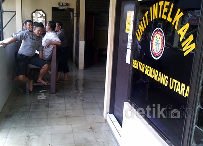 Polsek Semarang Utara Terendam Banjir