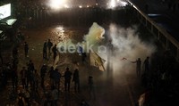 Polisi melepaskan tembakan gas air mata untuk membubarkan demonstran.