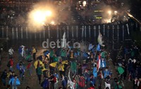 Meski batas waktu unjuk rasa sudah habis, massa yang menolak kenaikan bahan bakar minyak (BBM) masih bertahan, Senin (17/06) malam.