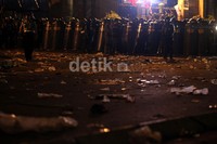 Aparat kepolsian memukul mundur dan membubarkan para pendemo.