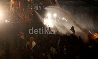 Selain gas air mata, polisi juga mengerahkan water cannon untuk membubarkan demonstran.