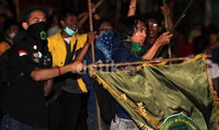 Aksi unjuk rasa ini berlangsung sejak siang tadi.