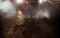 Tampak gas air mata masih terlihat.