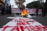 Sekitar 50 orang mahasiswa dari Mahasiswa Muslim Indonesia (HMI) berdemontrasi di depan SPBU Cikini, Jakarta Pusat, Senin (17/6/2013).