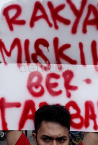 Mereka menolak rencana kenaikan harga BBM oleh DPR dan pemerintah.