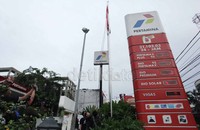 Para pendemo juga sempat menurunkan bendera merah-putih di SPBU tersebut menjadi setengah tiang.