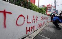 Mereka juga mencoret-coret tembok di area SPBU.