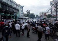 Aksi yang masih berlangsung hingga pukul 18.00 WIB ini membuat kemacetan dari arah Cikini Tugu Tani menuju Cikini.
