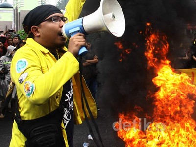 Demo Tolak BBM Ricuh
