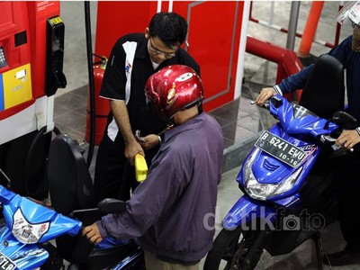 Jelang Kenaikan Harga BBM, SPBU Diserbu