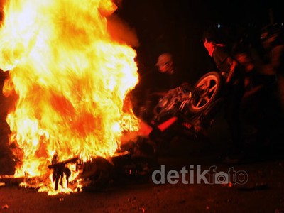 Demo di Makassar Rusuh, Sepeda Motor Dibakar