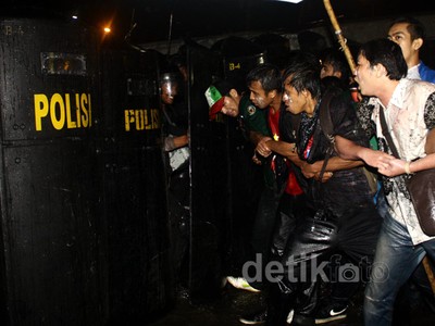 Demo Tolak BBM di Gedung DPR Rusuh