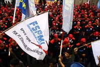 Pendemo yang berpakaian hitam dengan tutup kepala merah dan seragam biru melakukan orasi. Lamhot Aritonang/detikFoto.