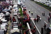Para buruh memanjat pagar pintu tol. Lamhot Aritonang/detikFoto.