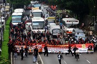 Buruh long march menuju gedung DPR. Lamhot Aritonang/detikFoto.