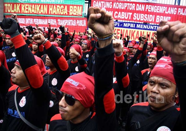 Buruh Geruduk Gedung DPR