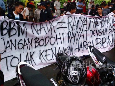 Tolak Kenaikan BBM, Buruh Konvoi di Pulogadung