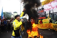     Demonstran membakar ban di depan Gedung DPR/MPR. Lamhot Aritonang/detikcom