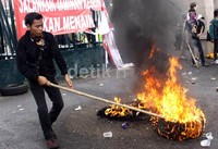 Mahasiswa membakar ban saat demo tolak kenaikan BBM di gedung DPR RI senayan, Jakarta, Senin (17/6/2013). Lamhot Aritonang/detikcom